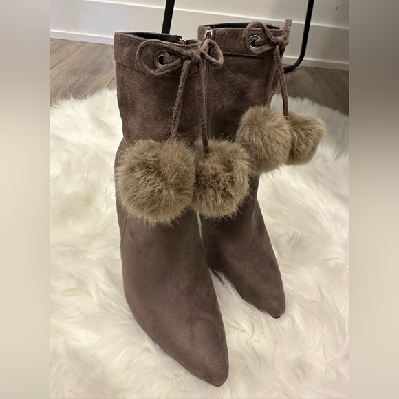 Call it spring Pom Pom boots, great condition. - Picture 3 of 5